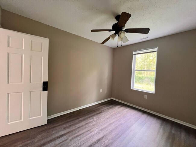 Building Photo - 4-bedroom 2 full bathroom