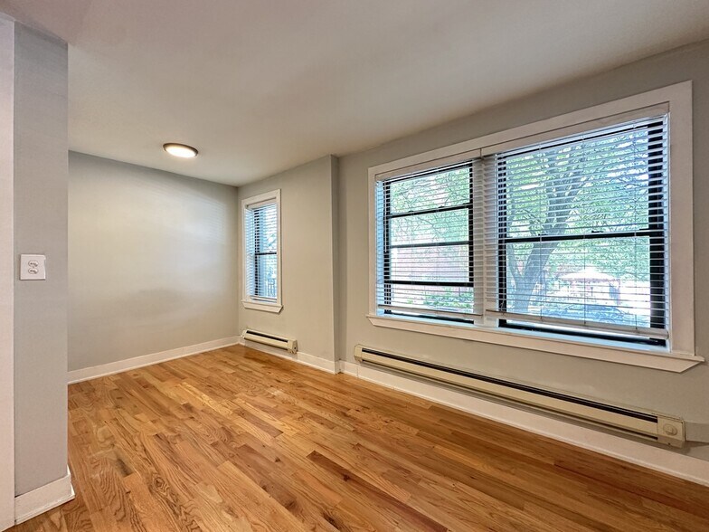 Building Photo - 4530 N Damen Ave
