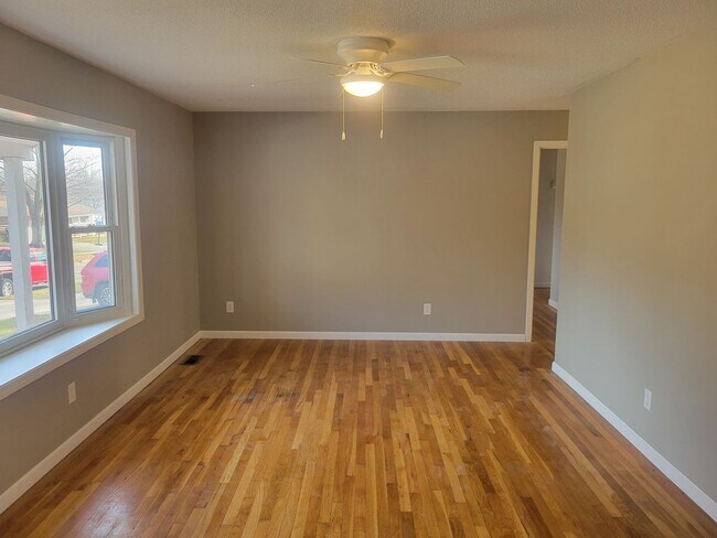 Building Photo - Freshly renovated 3BR 1.5bath house