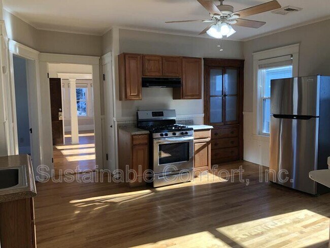 Building Photo - 26 Sterling St