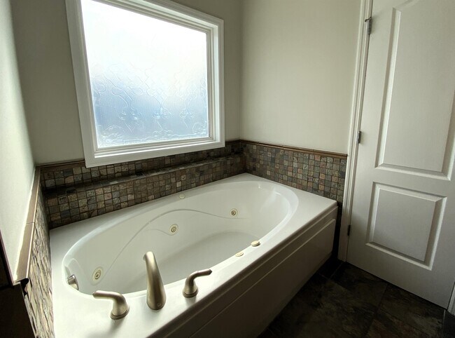 Building Photo - 109 Canyon Ct