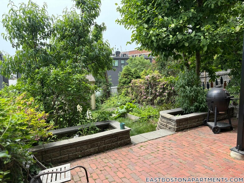 Building Photo - 273 Webster St
