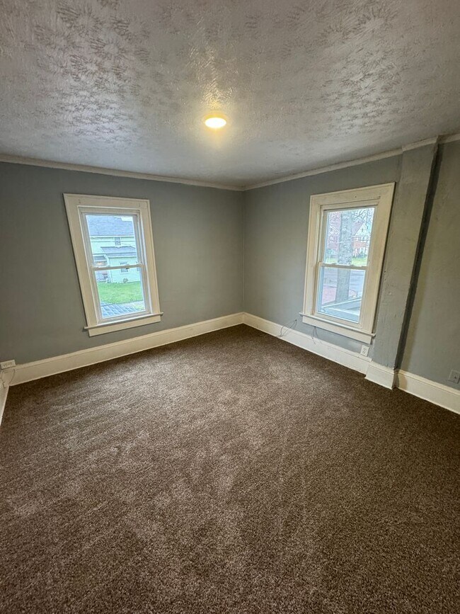 Building Photo - 5 Bed / 1.5 Bath Sunroom & Spacious Layout