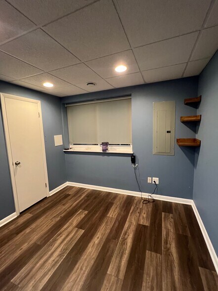 Building Photo - 220 Sugarland Run Dr