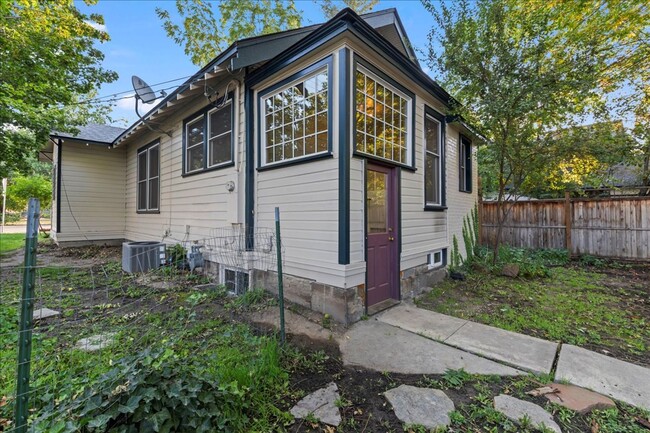 Building Photo - Charming Home for Rent in Historic Warm Sp...