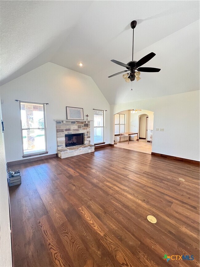 Building Photo - 2264 Granada Hills