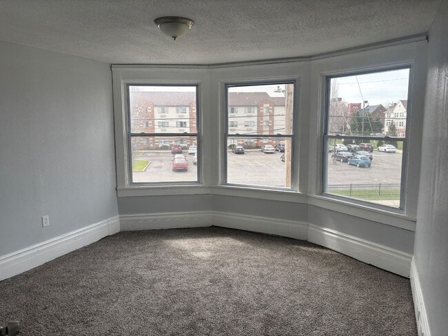 Building Photo - Charming 5-Bedroom Property in Prime Location