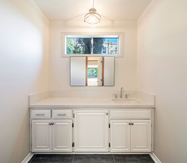 Building Photo - Beautifully Renovated Woodland Hills Home