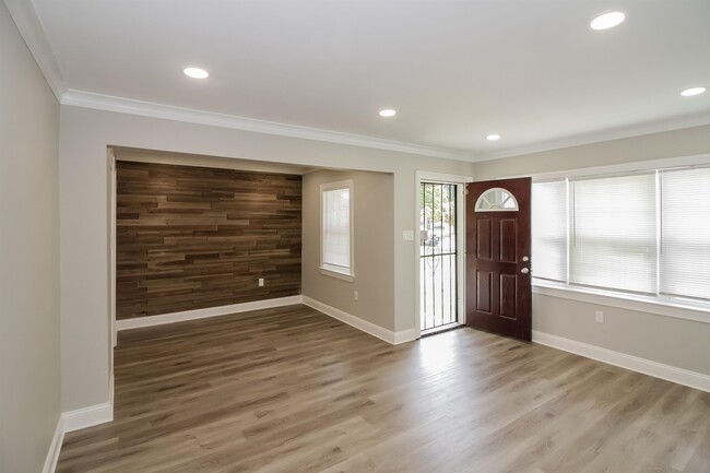 Building Photo - 4600 N Renshaw Dr