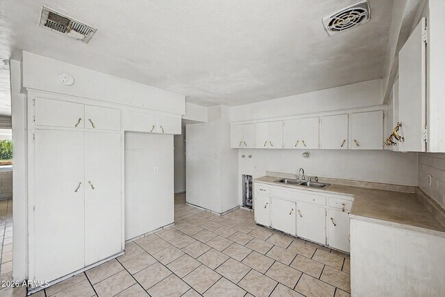 Building Photo - 5828 N 63rd Dr