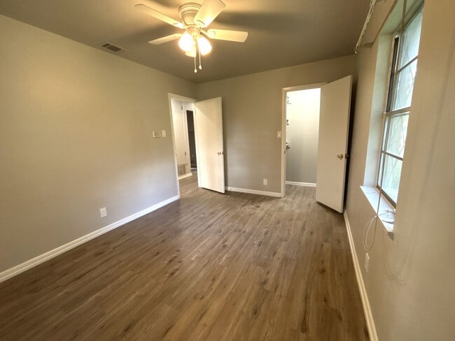 Building Photo - Freshly Updated & Ready For You!