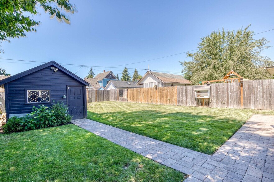 Building Photo - 214 Ave F