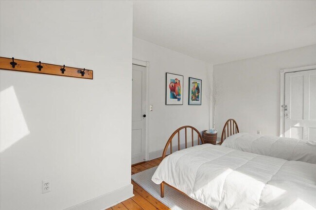 Building Photo - 627 W Rd