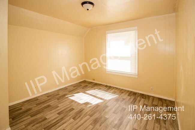 Building Photo - 2142 W 105th St