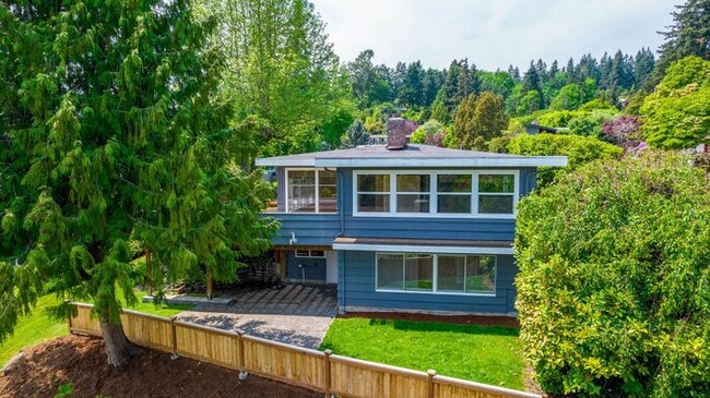 Building Photo - Classic Mid-Century Modern Air Conditioned...