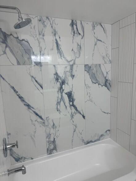 Building Photo - 2219 Oak St