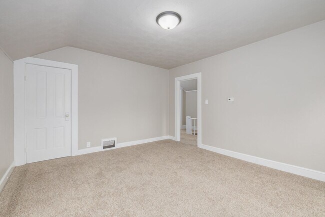 Building Photo - 476 Linden St