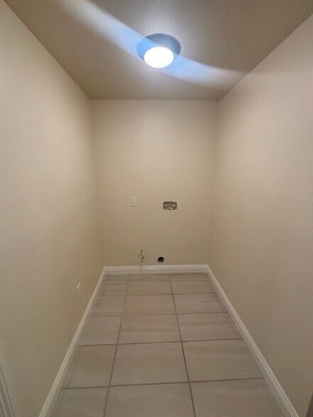 Building Photo - 422 E 101st St