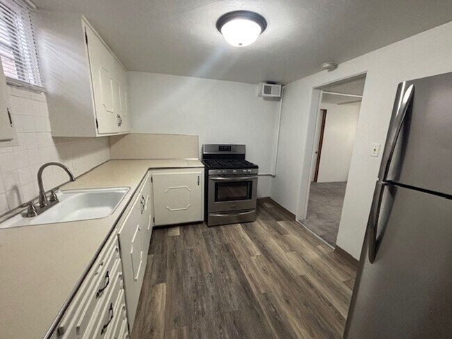 Building Photo - 419 W 5th Ave