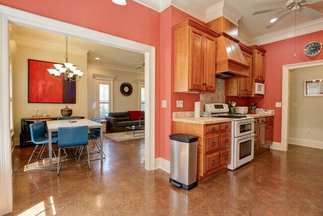 Building Photo - FULLY FURNISHED-  AVAILABLE NOW! 3 Bedroom / 3 Bath Fully- Furnished Brick home
