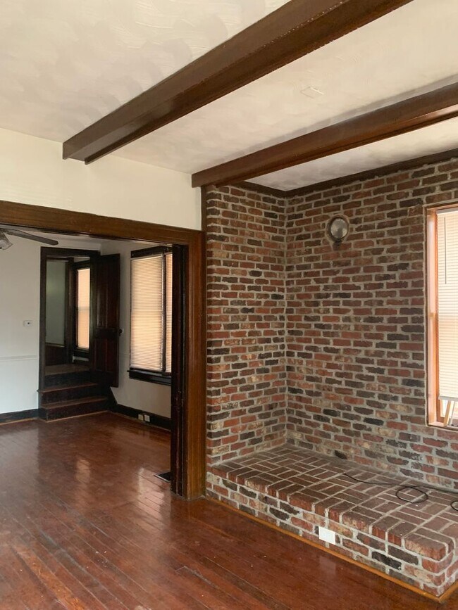 Building Photo - 4 bedroom, 1 bath, 3 story half double house