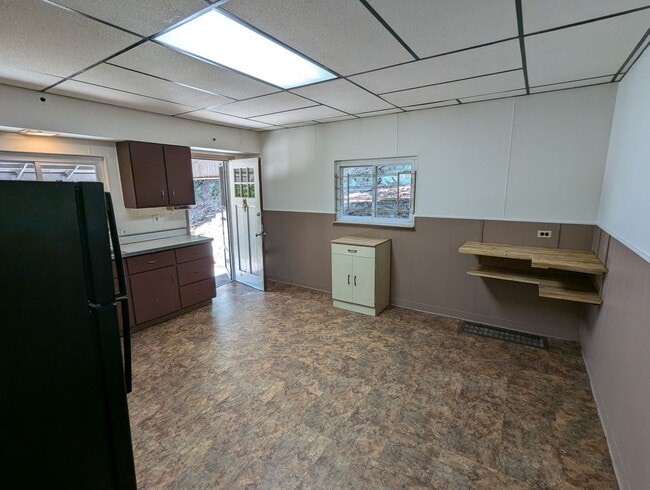 Building Photo - Spacious 2 bedroom 1 bathroom single family home (Marshall-Shadeland)