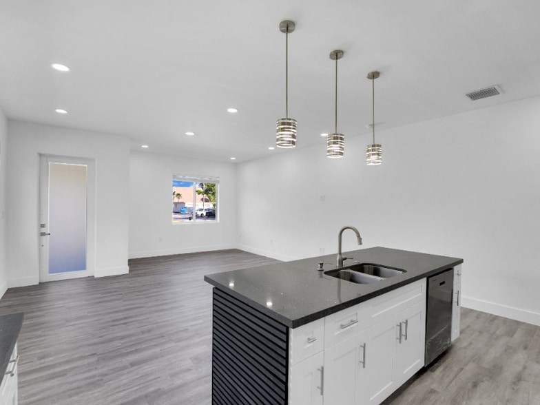 Building Photo - 760 SW 10th St