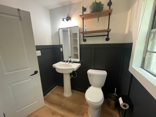 Building Photo - Beautiful 2 Bedroom, 1 Bathroom Apartment in Duckpond Neighborhood