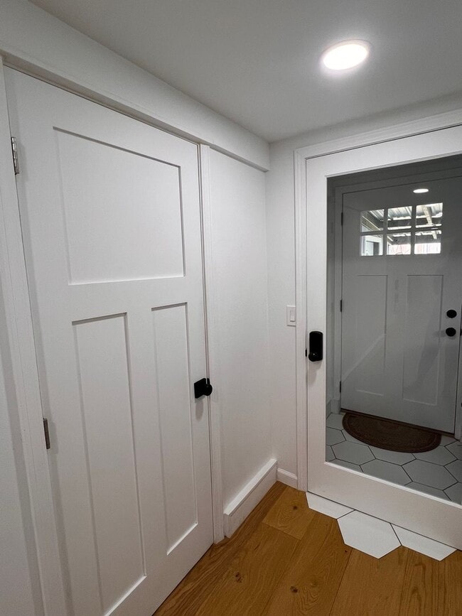 Building Photo - Mt Baker lower unit 2 bed and 1 bath next ...