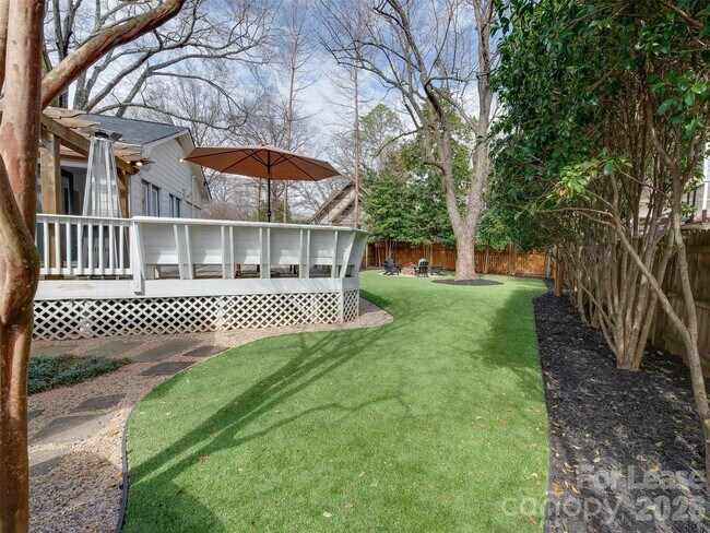 Building Photo - 3221 Sunset Dr