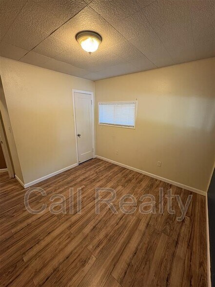 Building Photo - 1210 N Locust Rd