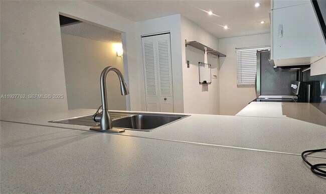 Building Photo - 9450 Poinciana Pl