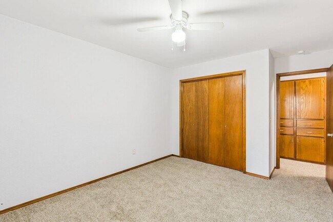 Building Photo - Welcome to this charming 3-bedroom, 2-bath...