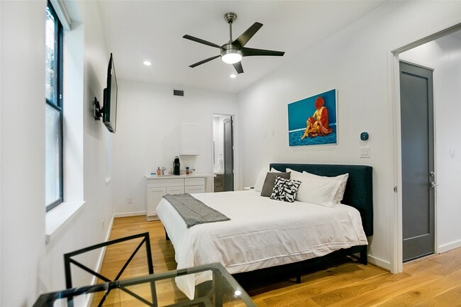 Building Photo - 511 Memorial Heights Dr