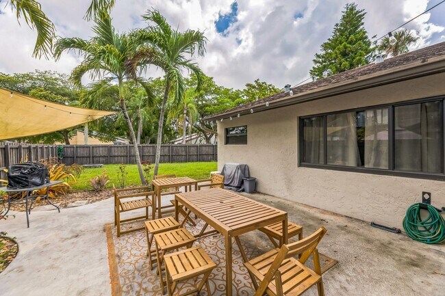 Building Photo - 2924 NW 69th Ct