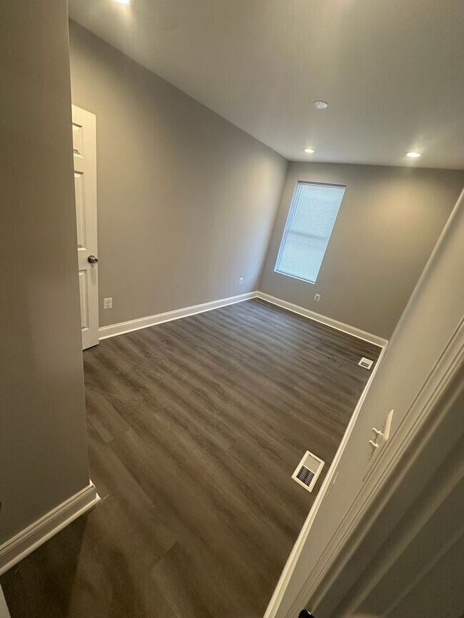 Building Photo - 4 Bedroom Spacious House
