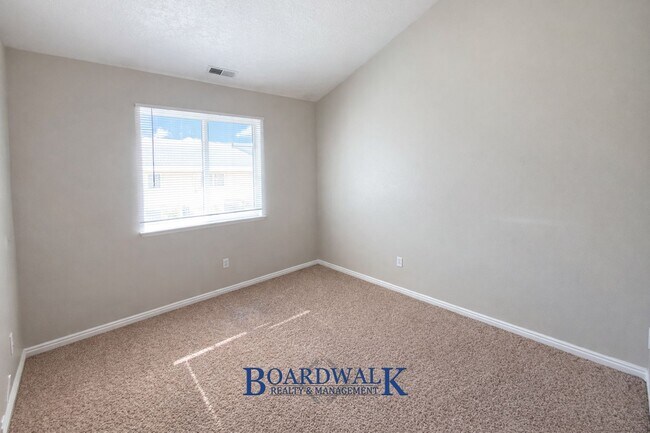 Building Photo - Beautiful 3 Bedroom Townhome End Unit in Draper!