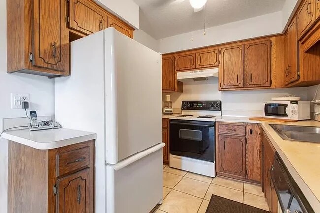 Building Photo - 5 Golden Oak Dr