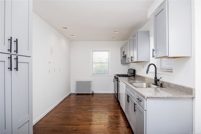 Building Photo - 835 Peninsula Blvd