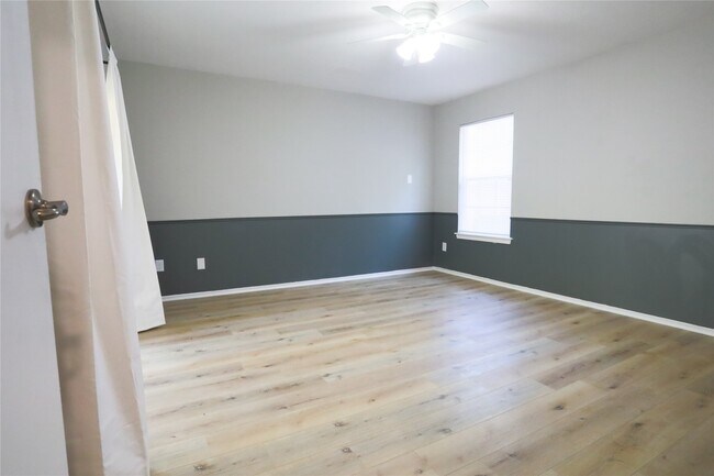 Building Photo - 2709 S Millbend Dr