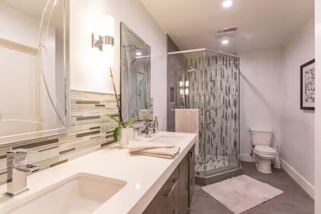 Building Photo - Remodeled 2 Bed / 2 Bath Condo – Valley Vi...