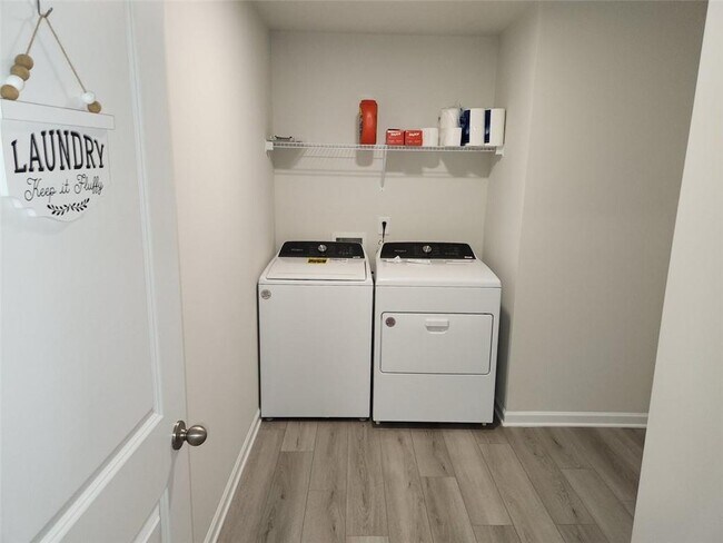 Building Photo - 235 Vly Oak Dr
