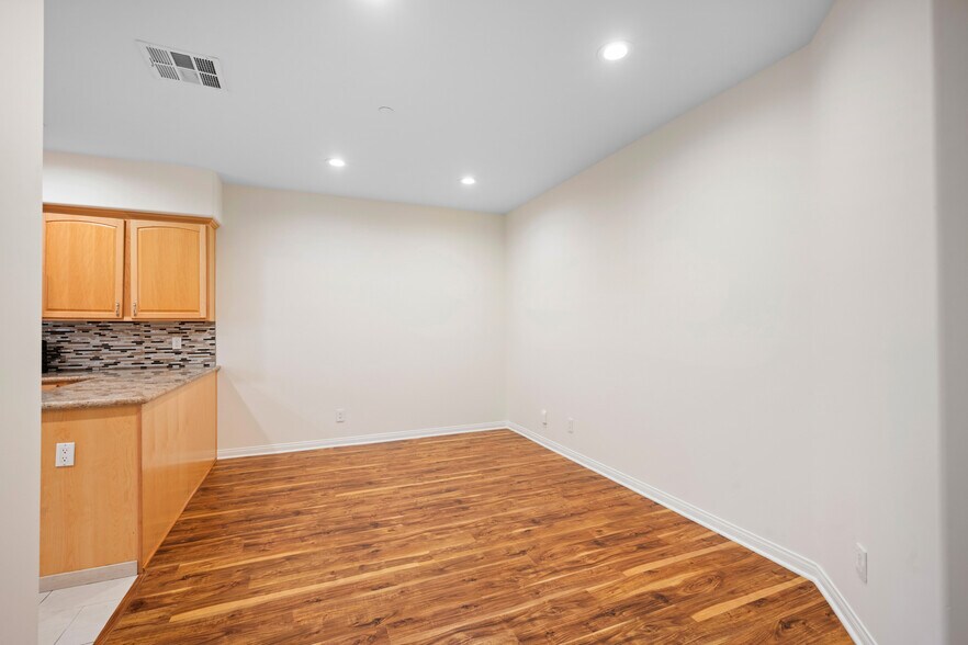 Building Photo - 415 E Dryden St