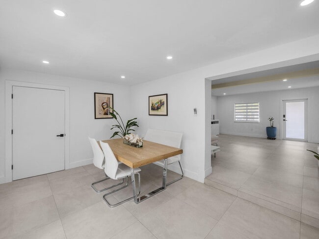 Building Photo - 520 NE 135th St