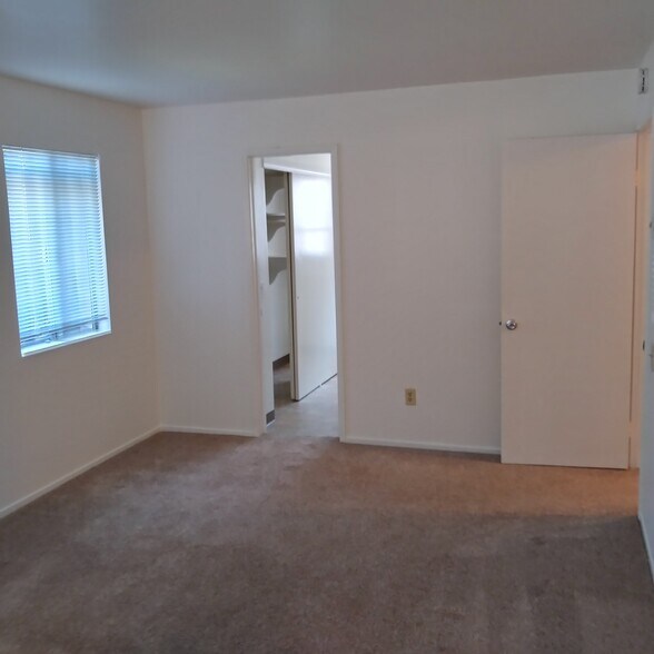 Building Photo - 2208 Gates Ave