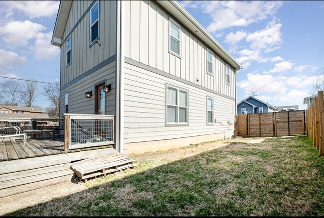 Building Photo - 2140 15th Ave N