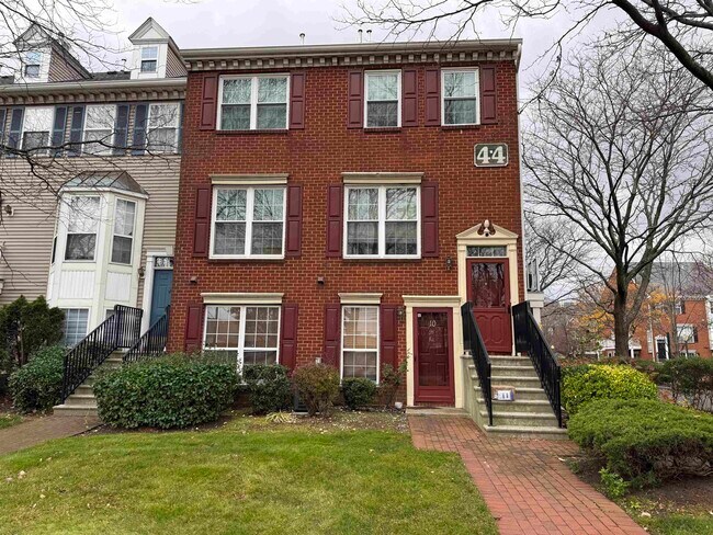 Primary Photo - 10 Society Hill Dr N