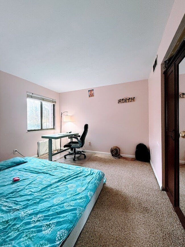 Building Photo - Open and Spacious 2BR 2 BA Condo with Fini...