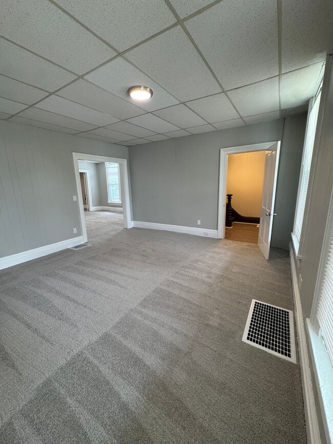 Building Photo - Spacious Four Bedroom House Close to Downt...