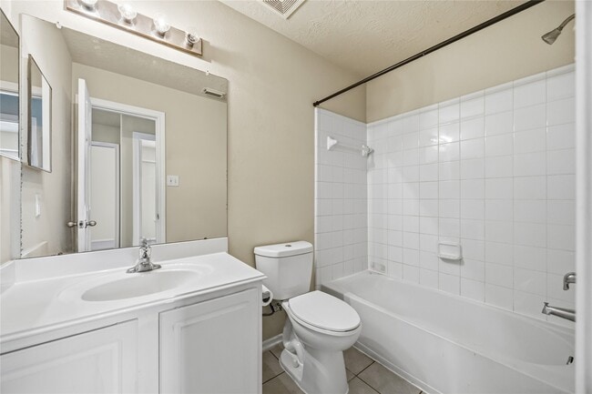 Building Photo - 14322 Mooreview Ln